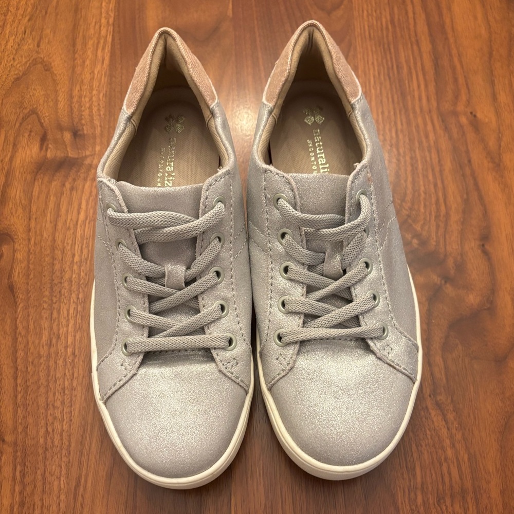 Naturalizer metallic grey sneakers. Size 8W. In excellent condition!